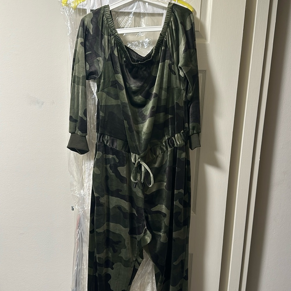 Camo velour romper
